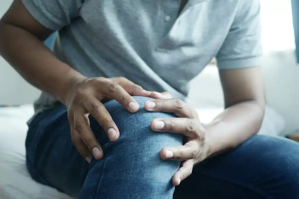A man having knee pain